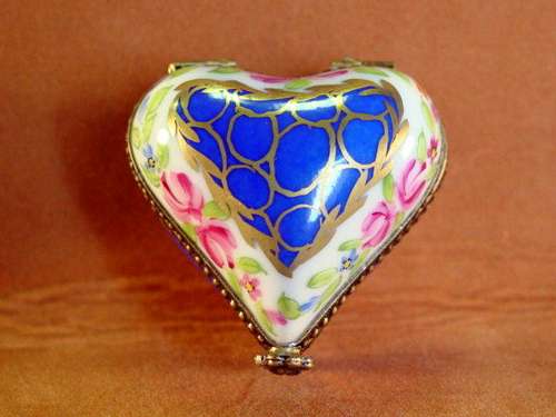 BLUE HEARTW/PINK FLOWERS